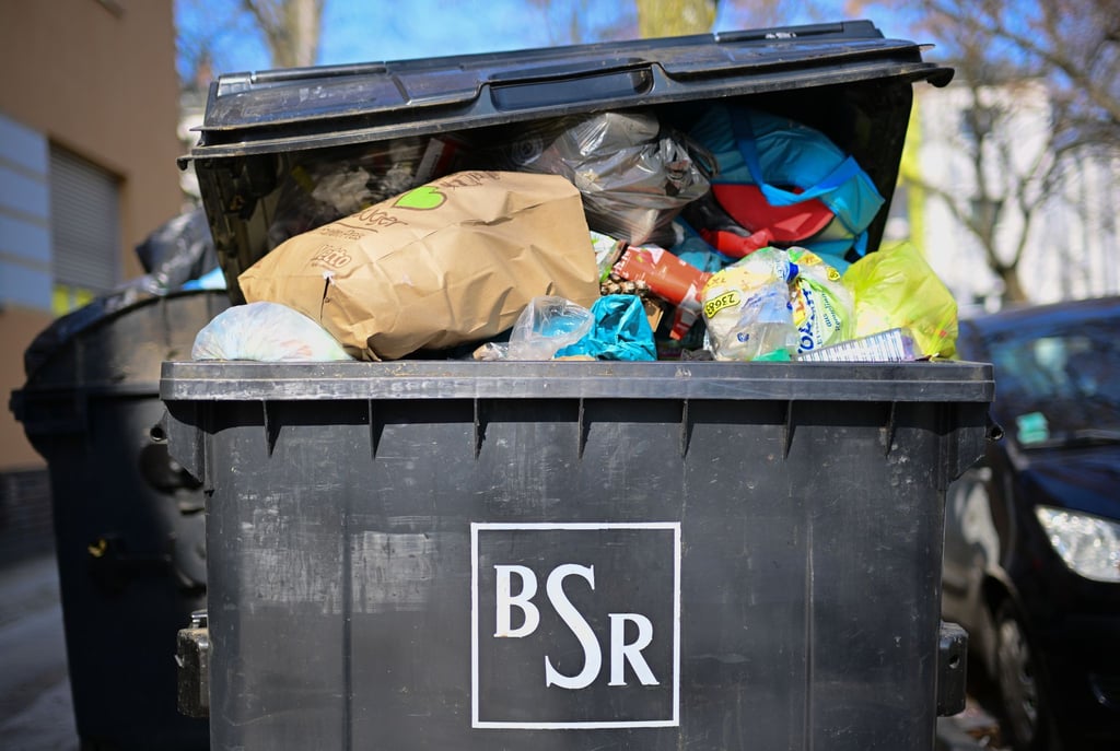 Volle Tonne: Beschäftigte der BSR sind wieder zum Warnstreik aufgerufen. (Symbolbild)