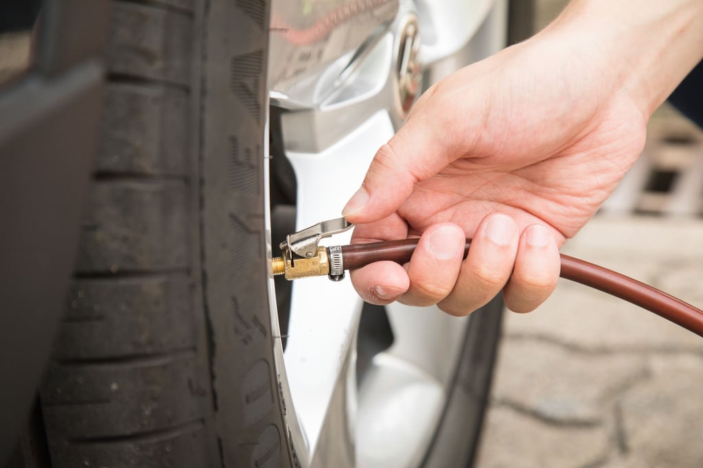 Die Werte für den richtigen Reifendruck gibt der Autohersteller in der Bedienungsanleitung vor.