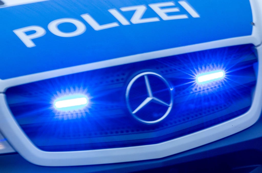 Ein Amokalarm an einer Schule in Berlin löst einen Polizeieinsatz aus, eine Gefahr wird nicht festgestellt. (Symbolbild)