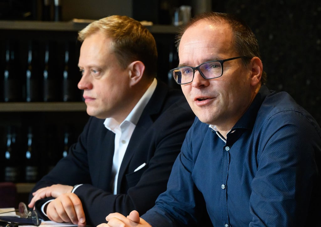 Grant Hendrik Tonne (SPD, r), Fraktionsvorsitzender, und Wiard Siebels (SPD), Parlamentarischer Geschäftsführer wollen unter anderem stärker gegen Hass und Desinformation im Netz vorgehen.
