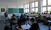 Im Klassenraum von Ina Zunkel arbeiten die Schüler an Arbeitsblättern.