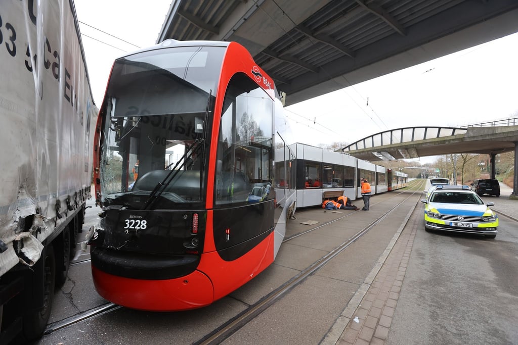 Die Straßenbahn ist bei dem Unfall entgleist.
