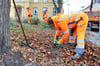  Bauhof-Mitarbeiter in Zerbst bei der Grünpflege. In Tangerhütte ist geplant, für solche Arbeiten  Asylbewerber einzusetzen.