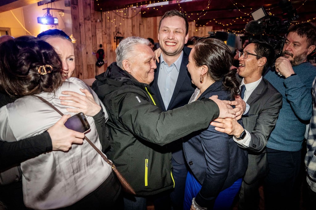 Der Vorsitzende von Demokraatit, Jens-Frederik Nielsen (Mitte), jubelt während der Wahlparty seiner Partei.