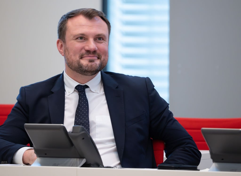 Wirtschaftsminister Daniel Keller (SPD) will die Rahmenbedingungen für Gründer im Land stetig verbessern. (Archivbild)