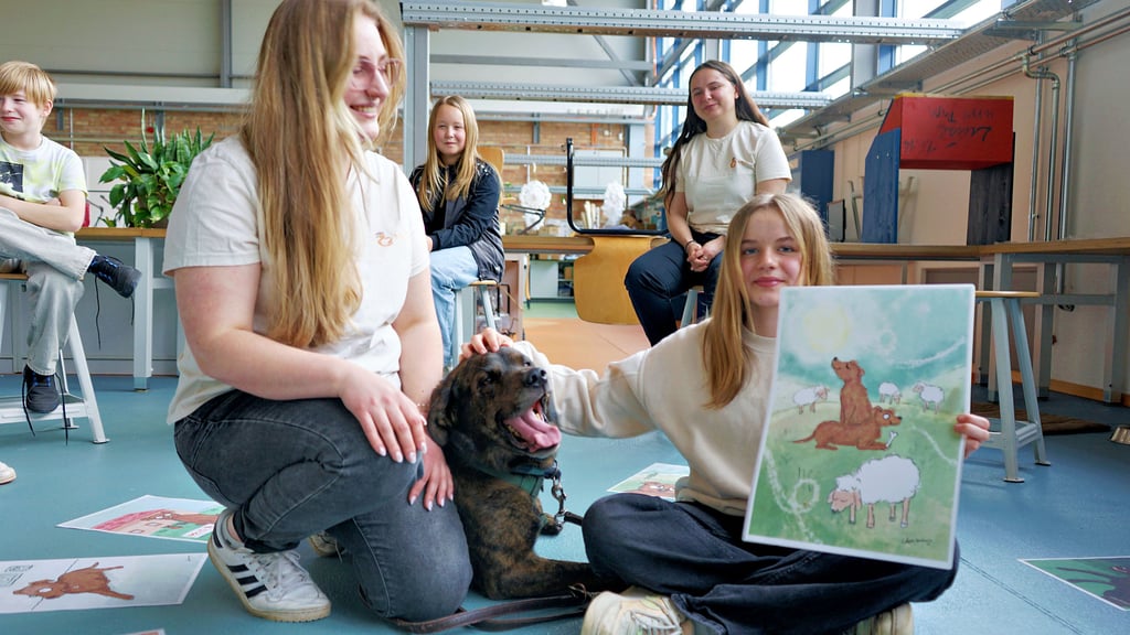 Lia Vorreier (r.) fühlt sehr mit Fonnys Schicksal mit, ebenso Amelie Joneleit (2.v.l.). Tierschutzlehrerin Lea Eberhardt und Kollegin Merle Krauß setzen auf Empathie. Die Kinder gehören zur Tierschutz-Arbeitsgemeinschaft, die von Pädagogin Heike Mohr geleitet wird.