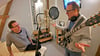 Alexander Anders (links) und Steffen „Murphy“ Wendel im improvisierten Tonstudio im Hause Anders bei den Aufnahmen zum Album. 