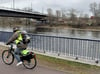 Zwischen Herrenkrugsteg und Südost, hier an der Strombrücke, begleitet ein Weg die Elbe durch Magdeburg. Genutzt wird er von Touristen, Spaziergängern und Radfahrern, die auf dem Weg zu Arbeit, Schule oder Ausbildung sind. 