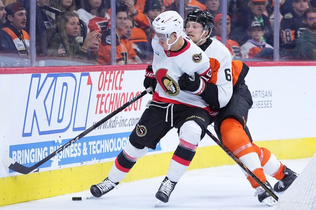 Tim Stützle (l) leitete das 1:0 für Ottawa gegen Philadelphia ein.