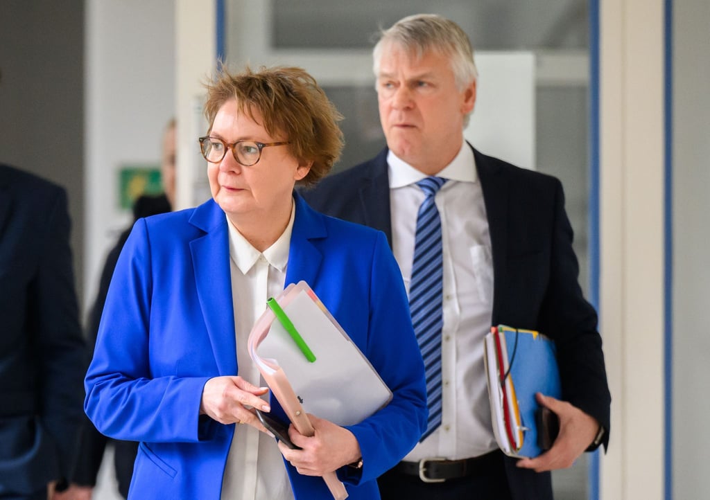 Innenministerin Daniela Behrens und Landespolizeipräsident Axel Brockmann stellen die Kriminalstatistik 2024 vor. (Archivbild)