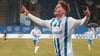 Ryan Naderi von Hansa Rostock jubelt nach seinem Tor zum 2:0.