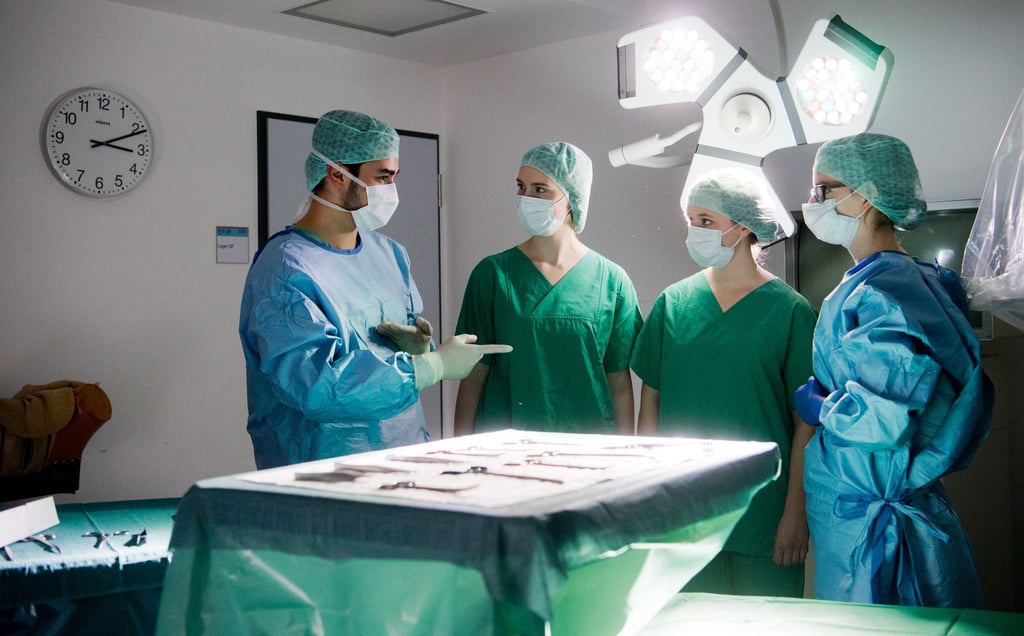 Der Zugang zum Medizinstudium wird jungen Menschen mit der Landarztquote erleichtert - vorausgesetzt, sie gehen später auch aufs Land. (Archivbild)