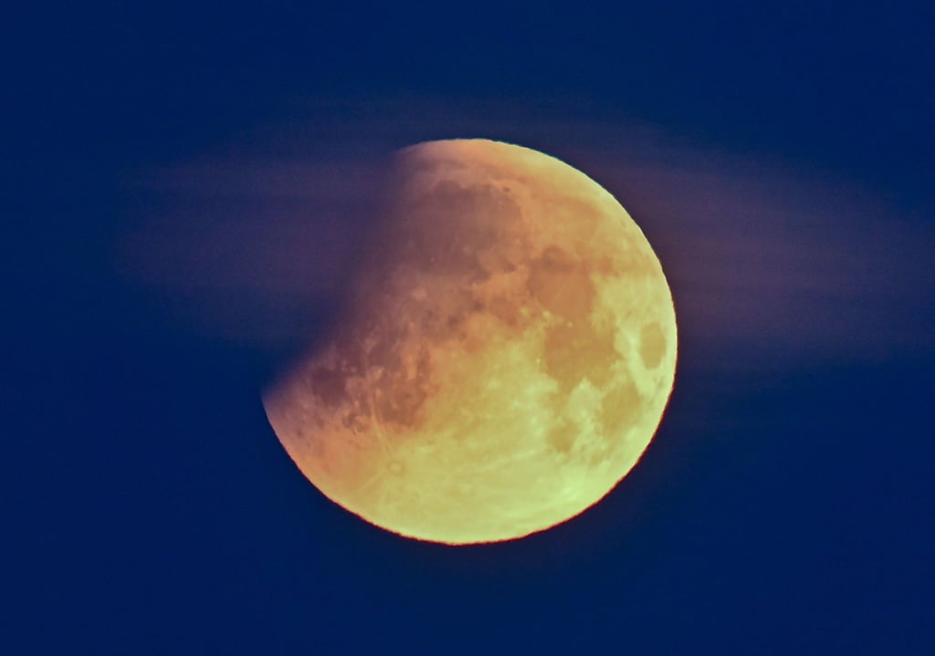 Durch den Erdschatten verdunkelt sich der Mond. (Archivbild)
