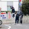 Japanische Polizeiermittler arbeiten in der Nähe des Tatorts, nachdem eine Frau in Tokio während eines Live-Streams auf offener Straße niedergestochen worden war.