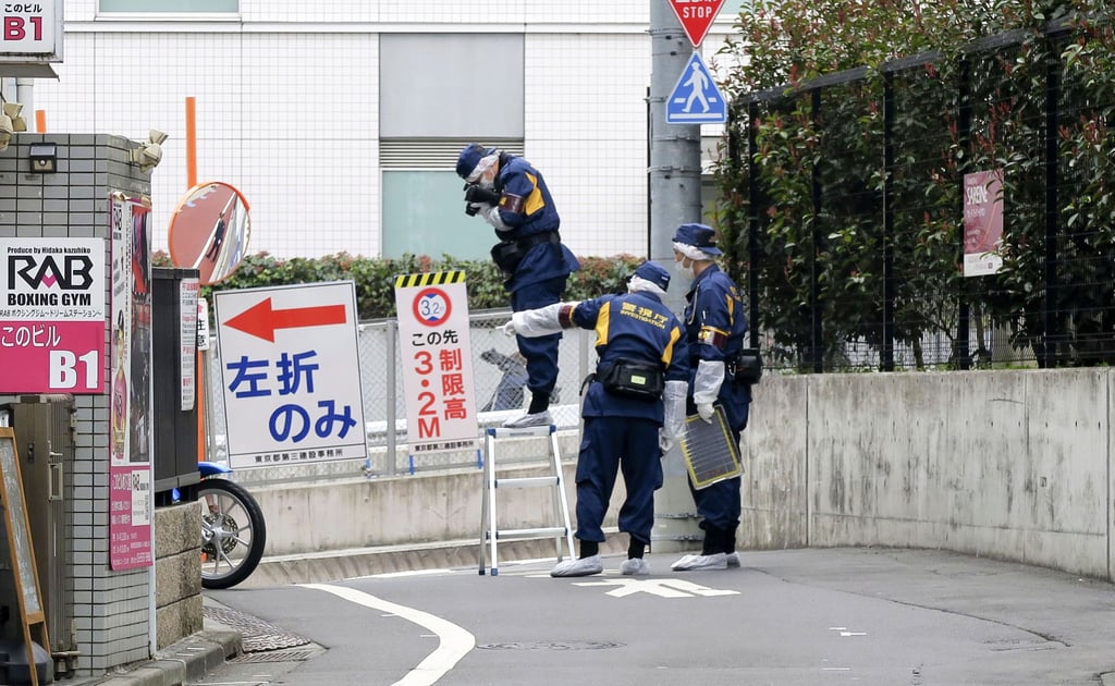 Japanische Polizeiermittler arbeiten in der Nähe des Tatorts, nachdem eine Frau in Tokio während eines Live-Streams auf offener Straße niedergestochen worden war.