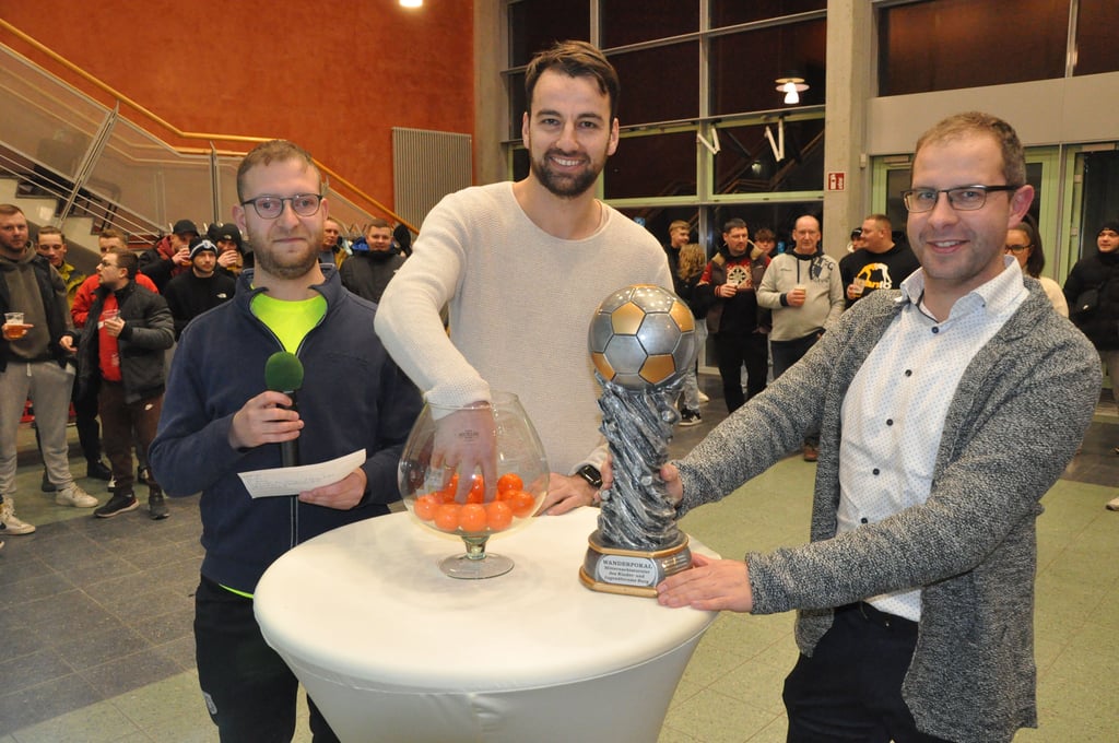 FCM-Ikone Christian "Beckus" Beck (Mitte) spielte einmal Glücksfee fürs Mitternachtsturnier des Forums.