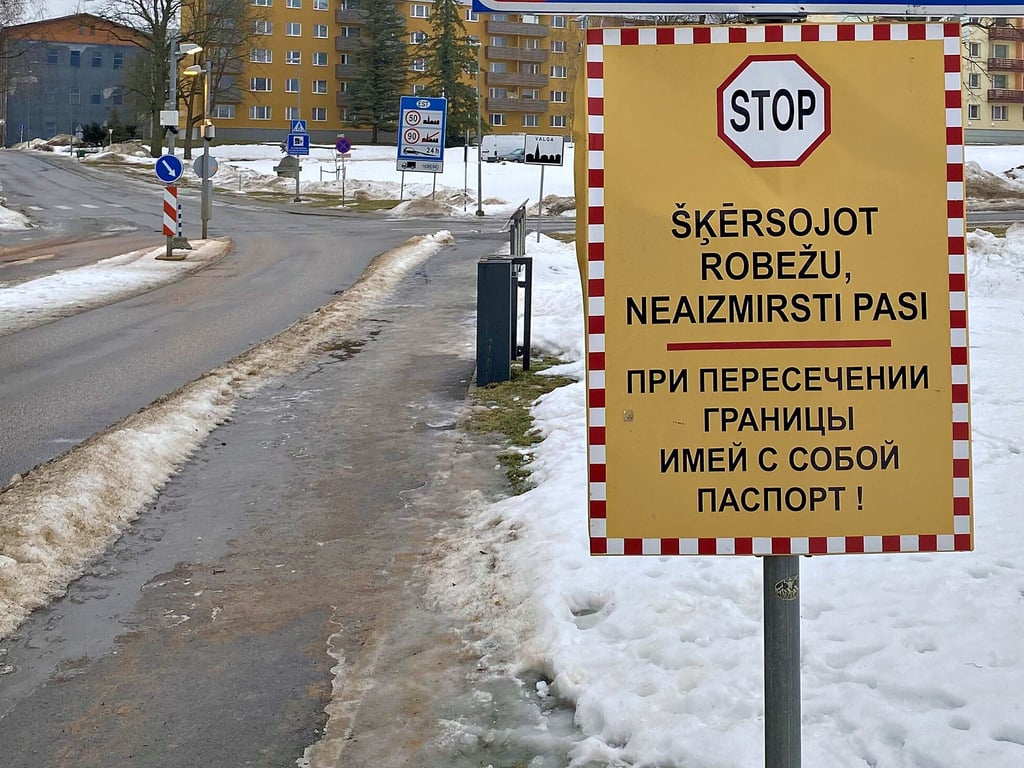 „Bei Grenzübertritt den Pass mitführen“ steht in Lettisch und Russisch auf dem Schild.