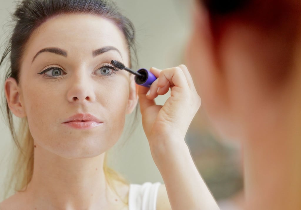 Perfekter Schwung ohne Klümpchen: Zickzack-Bewegungen nach oben verteilen die Wimperntusche gleichmäßig.