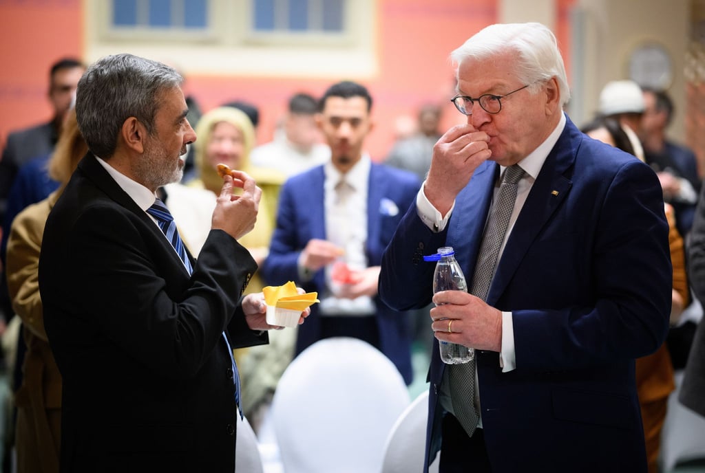 Mit Datteln und Wasser: Steinmeier nimmt am muslimischen Fastenbrechen teil.