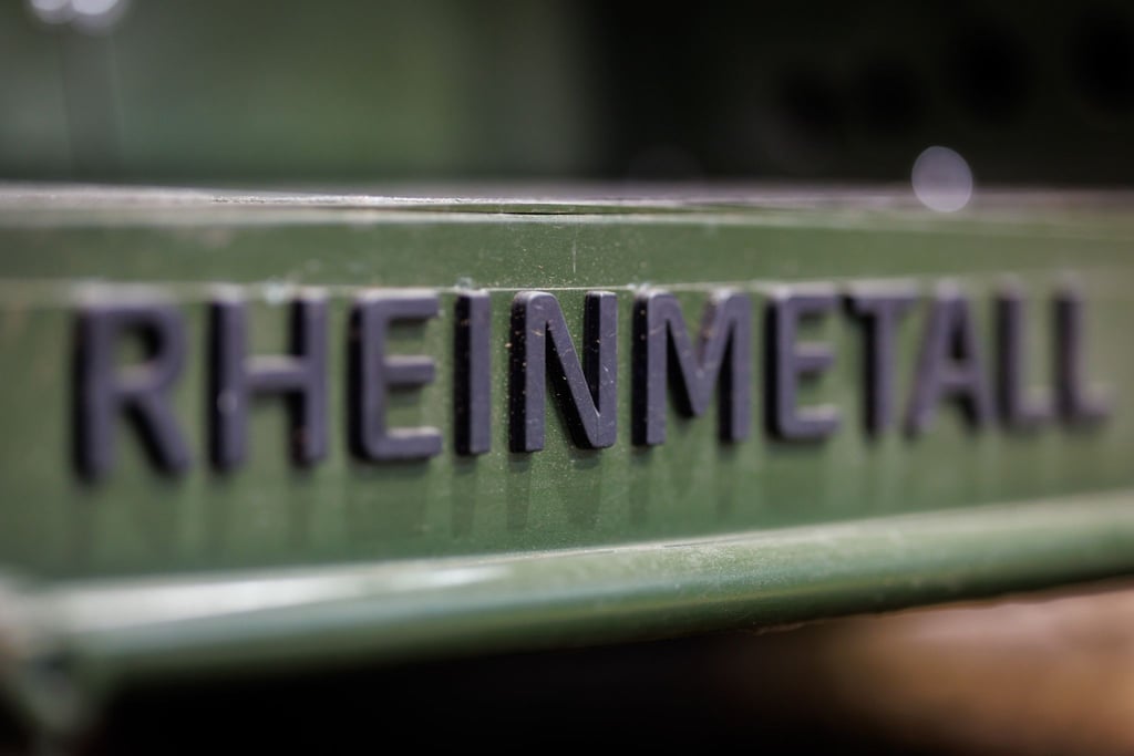 Rheinmetall-Logo auf einem Militärfahrzeug - die Nachfrage nach den Rüstungsgütern des Düsseldorfer Unternehmens ist stark gestiegen.