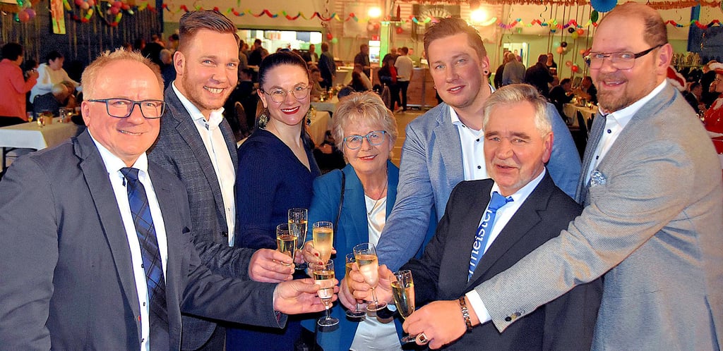 Auf ein erfolgreiches Jahr stoßen beim Empfang an: Bernd Fritzsche (v.l.), Mitglied im Calvörder Gemeinderat, Marc Blanck, Bürgermeister der Einheitsgemeinde Oebisfelde-Weferlingen, Anna Aeikens, neu gewählte Bundestagsabgeordnete, Bürgermeisterin Annegret Ihbe aus Braunschweig, Landtagsabgeordneter Tim Teßmann, Calvördes Bürgermeister Hubertus Nitzschke und Börde-Landrat Martin Stichnoth.