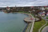 Blick auf die Uferpromenade am Süßen See in Seeburg. Bei schönem Wetter sind dort viele Ausflügler unterwegs.