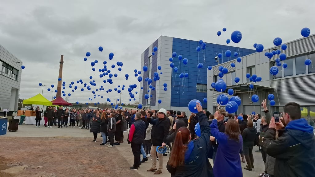 Luftballons im Merz-Blau stiegen am Mittwoch in den Himmel.