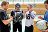 Underdogs-Abteilungsleiter Mike Baldauf (2.v.r) erklärt beim Tryout in der Sporthalle Seminarstraße in Naumburg die Spielerausrüstung, deren Verwendung sowie das Anlegen.