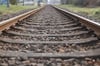 Auf der Bahnstrecke zwischen Magdeburg und Halle wurde am Donnerstag eine Person auf den Gleisen bei Weißandt-Gölzau von einem ICE erfasst.