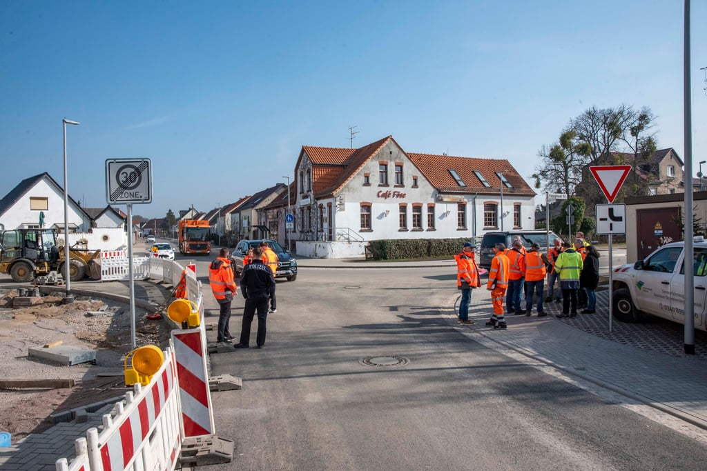 Manch Anwohner hatte schon gar nicht mehr dran geglaube: Doch in dieser Woche wurde die Großkühnauer „Kaffekreuzung“ wieder für den Verkehr freigegeben - und damit die Wege nach Kleinkühnau stark verkürzt.