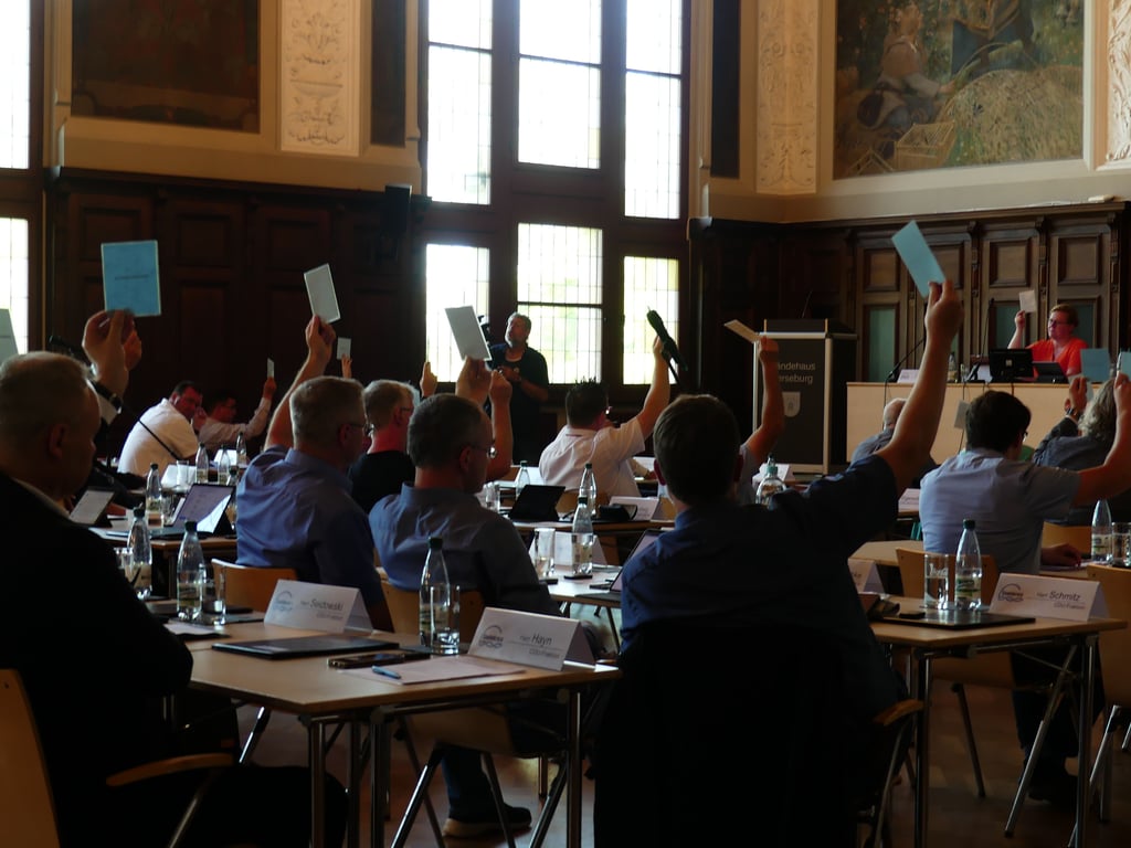 Der Kreistag im Saalekreis (hier ein Archivfoto) soll in einer Sondersitzung über die Abwahl des Kreistagsvorsitzenden entscheiden. Das hat die AfD-Fraktion beantragt.