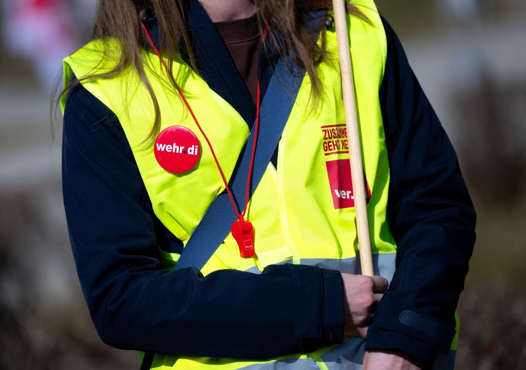Seit Wochen hält die Gewerkschaft Verdi den Druck bei den Tarifverhandlungen im öffentlichen Dienst hoch. Am Freitag folgt ein weiterer Warnstreik. (Symbolbild)