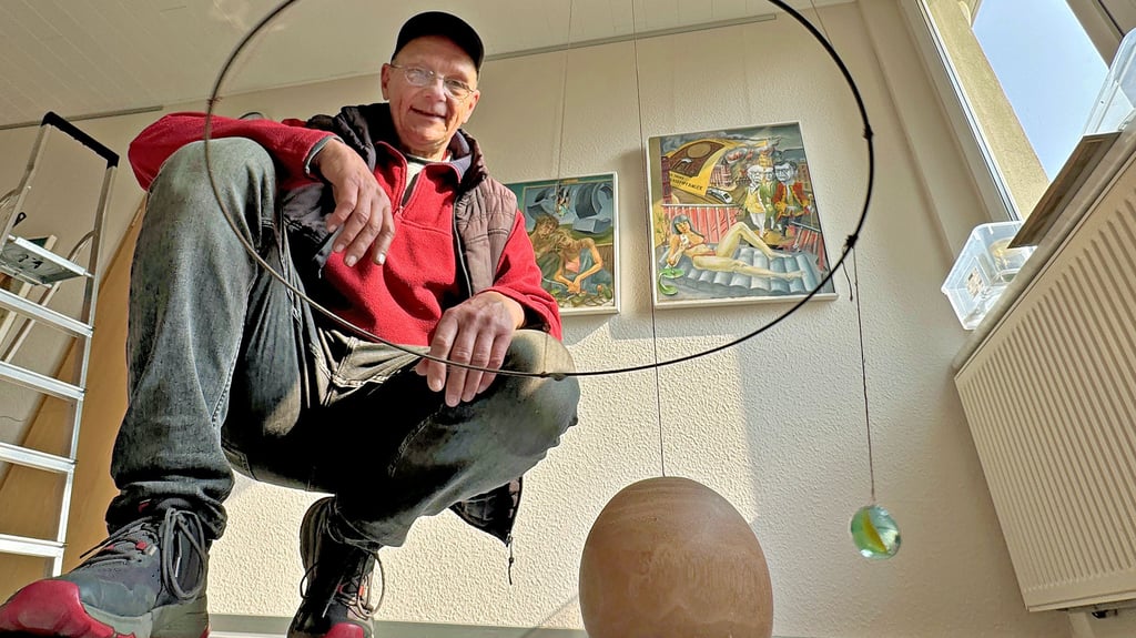 Bilder, Objekte und dieses „Liebes-Spiel": Der Magdeburger Künstler Uwe Albert stellt ab Sonnabend in Zeddenick in Möckern seine Kunst aus.