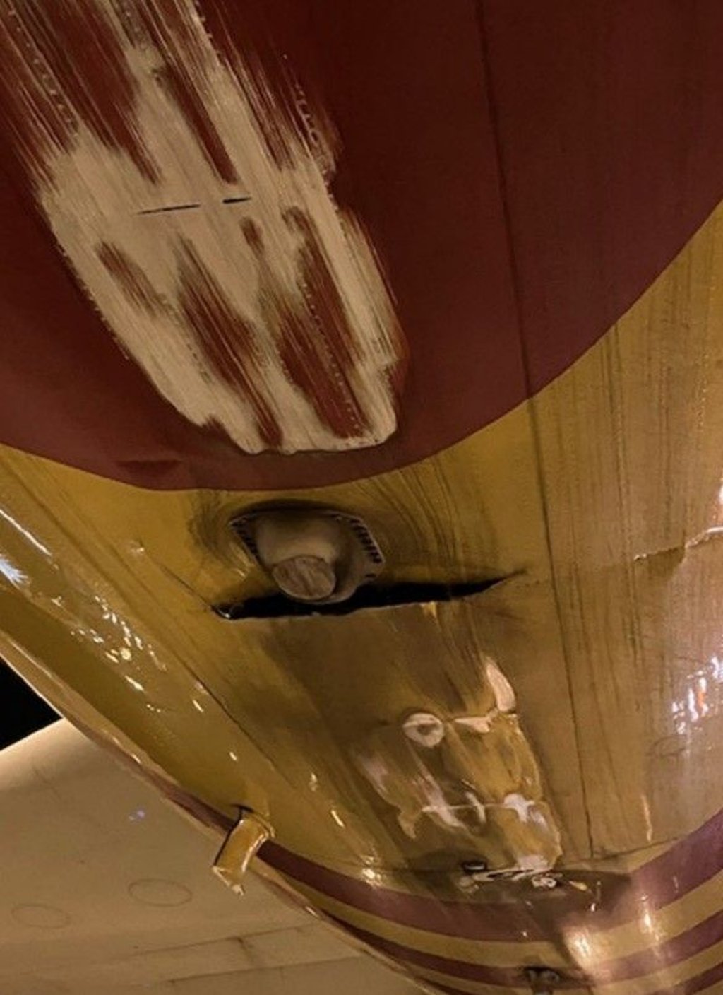 Die Kratzer am Airbus, der am Flughafen Leipzig/Halle steht.