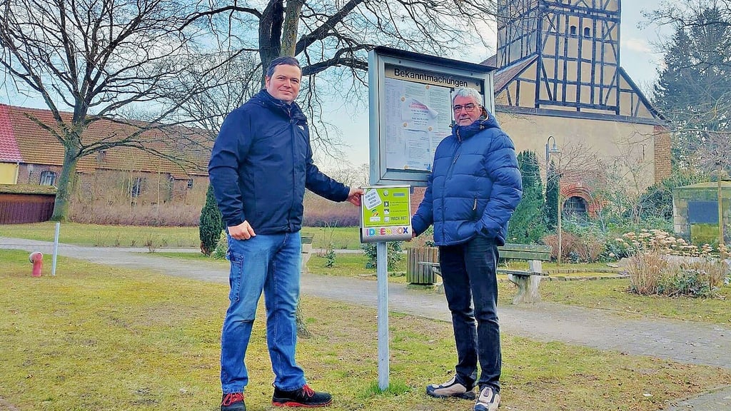 Steffen Kliemann (l.) und Jürgen Brinkmann mit dem aufgestellten Kasten in Roßdorf.