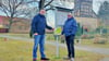 Steffen Kliemann (l.) und Jürgen Brinkmann mit dem aufgestellten Kasten in Roßdorf. 