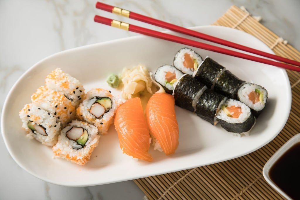 Ein Ampelsystem vom WWF zeigt bei 13 typischen Sushi-Zutaten an, was eher nicht auf den Teller gehört und was eine gute Wahl ist.