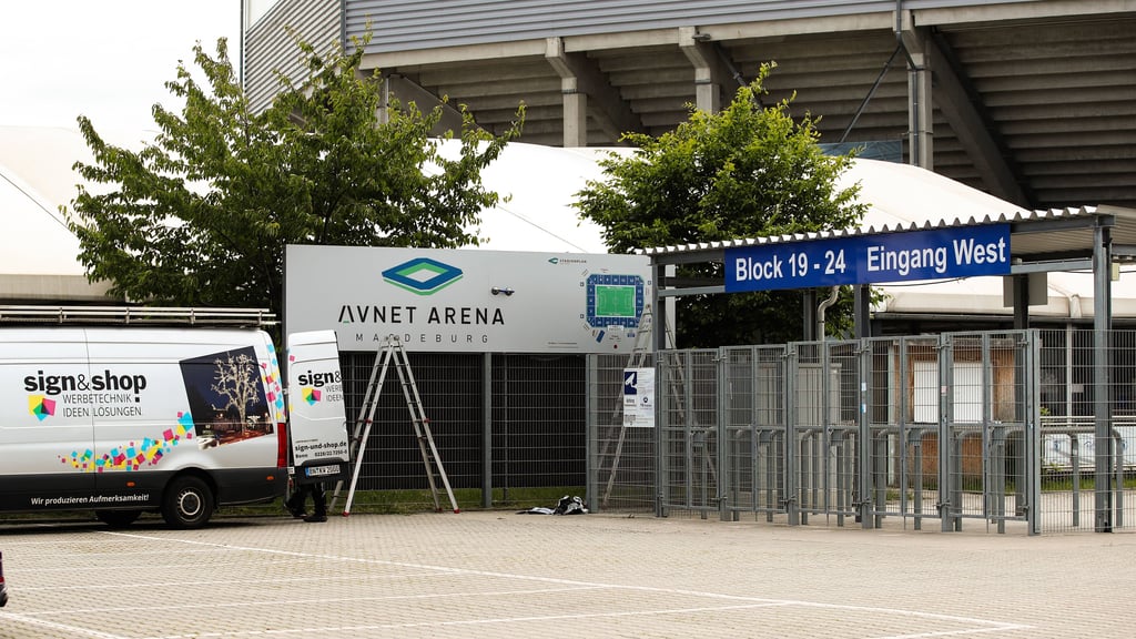 Die Parklplatz-Situation an der Avnet-Arena beschäftigt auch die Magdeburger Stadtpolitik.