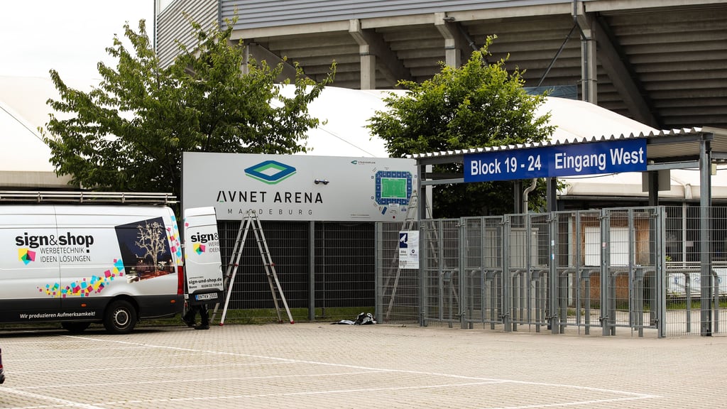 Die Parklplatz-Situation an der Avnet-Arena beschäftigt auch die Magdeburger Stadtpolitik.