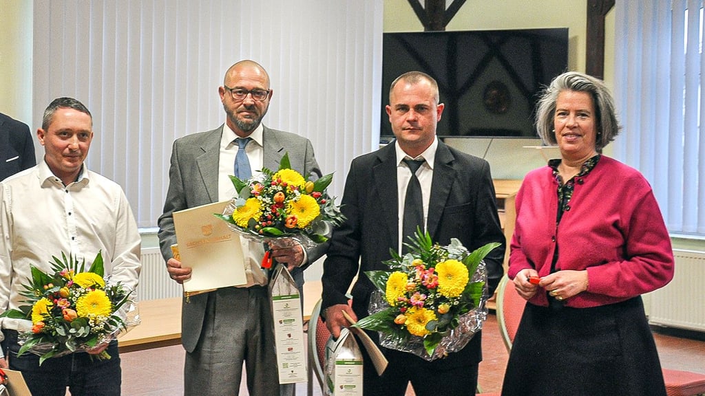 Nach der öffentlichen Belobigung (von links) in Seehausen (Altmark) am 12. März 2025: Die Lebensretter Dennis Becker, Daniel Sandmann und René Reinecke sowie Sachsen-Anhalts Innenministerin Tamara Zieschang (CDU).