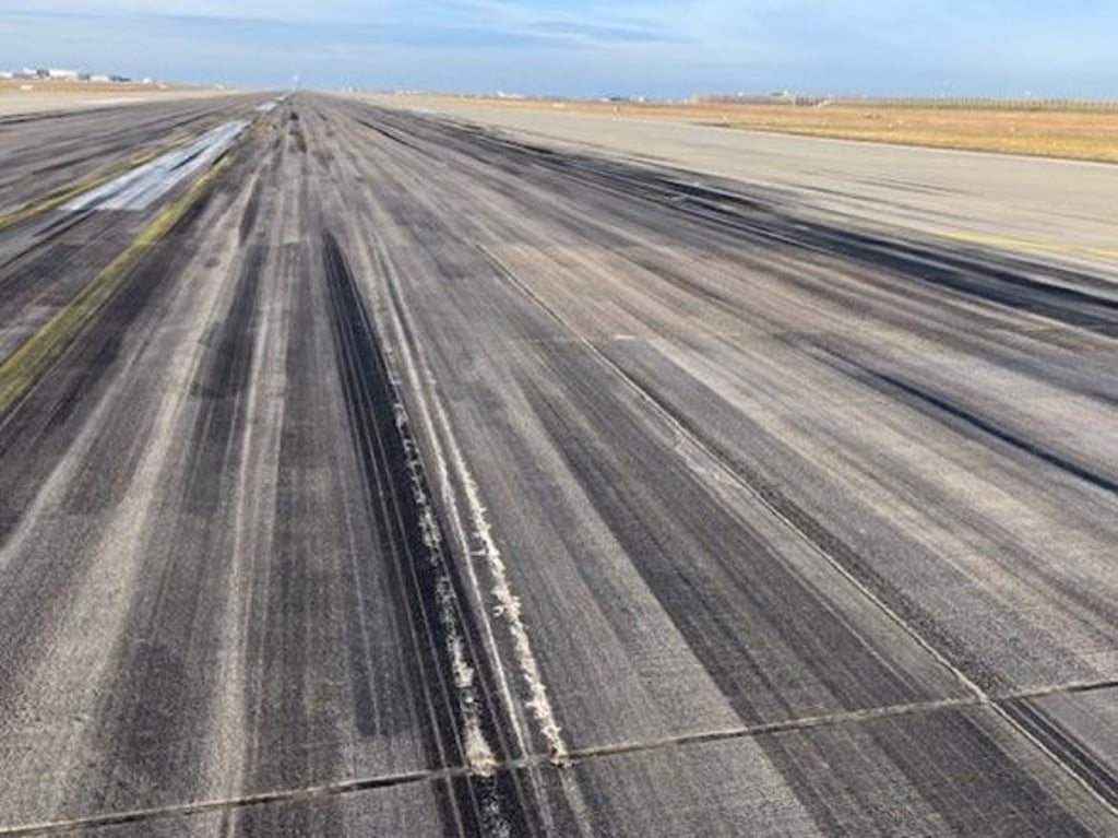 Die Schäden auf der Landebahn am Flughafen Leipzig/Halle.