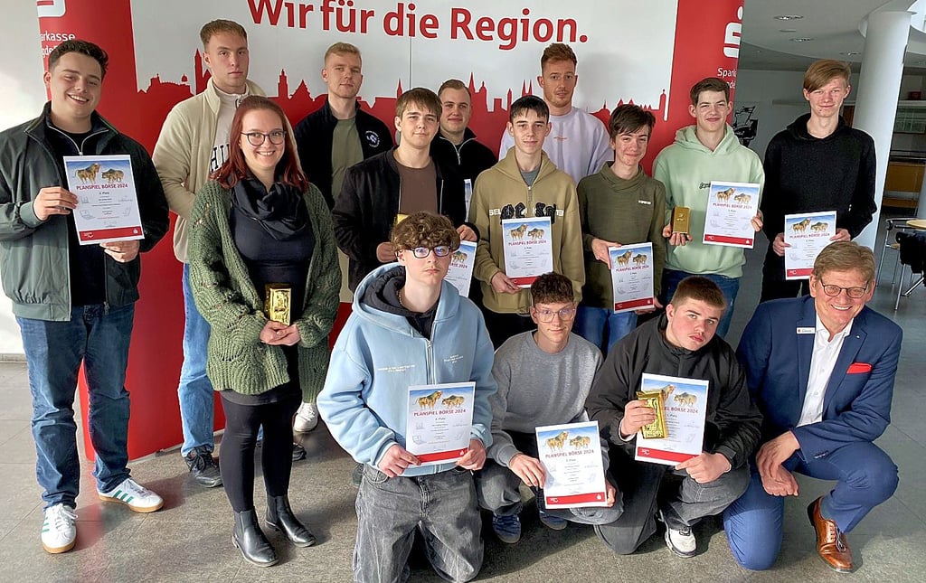 Schüler der BBS „Eike von Repgow“, der Sekundarschule Brettin und des Werner-von-Siemens-Gymnasiums freuen sich mit dem Vorstandsvorsitzenden der Sparkasse MagdeBurg, Jens Eckhardt (rechts vorn), über den Gewinn.