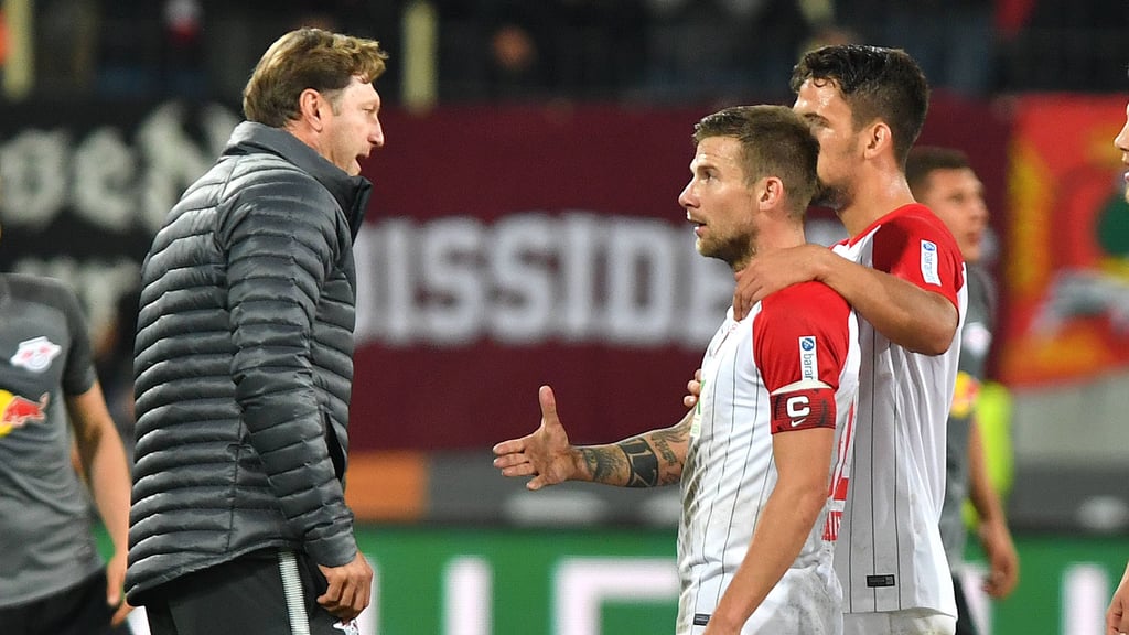 Diskussionen zwischen Ex-RB-Trainer Hasenhüttl und Daniel Baier (2.v.r.).