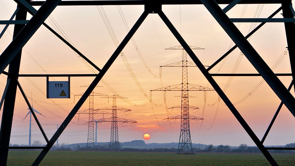 Strom wird aus mehreren Quellen gewonnen, auch aus Sonnen- und Windenergie. Von Wolmirstedt aus wird in viele Regionen des Landes verteilt.