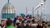 Ostern an die Ostsee? Touristen sind bei sonnigem Wetter im Ostseebad Zinnowitz auf der Seebrücke unterwegs.