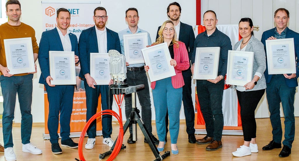Vertreter der acht Gemeinden in der Börde nehmen die Auszeichnung des Bundesverbandes Breitbandkommunikation entgegen.