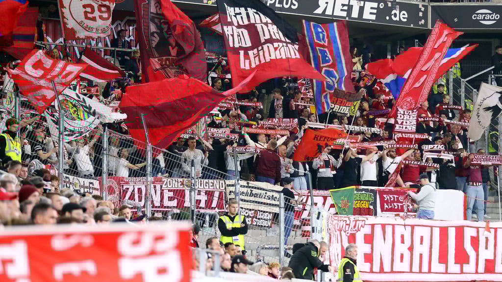 Die Fans in der Kurve dürfen bei RB Leipzig kein ordentliches Mitglied werden, nur Fördermitglied.