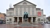 Das Deutsche Nationaltheater Weimar (DNT) mit dem Goethe-Schiller-Denkmal. (Archivbild)