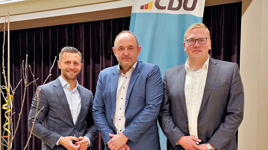 Thomas Staudt (Mitte) mit dem Kreisvorsitzenden der CDU Stendal, Chris Schulenburg (links), und dem Vorsitzender des CDU-Stadtverbandes Genthin, Alexander Otto.