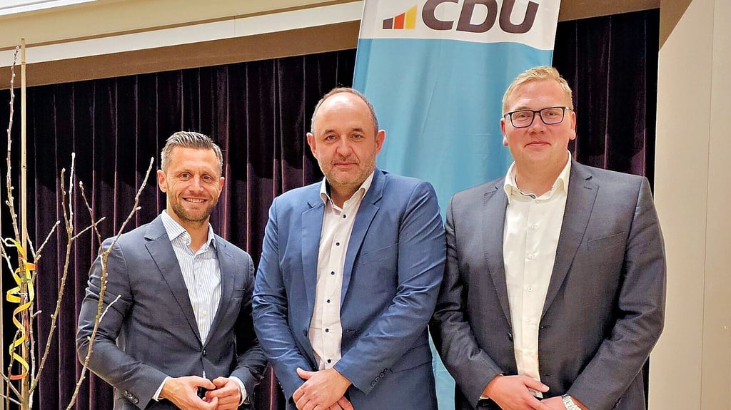 Thomas Staudt (Mitte) mit dem Kreisvorsitzenden der CDU Stendal, Chris Schulenburg (links), und dem Vorsitzender des CDU-Stadtverbandes Genthin, Alexander Otto.